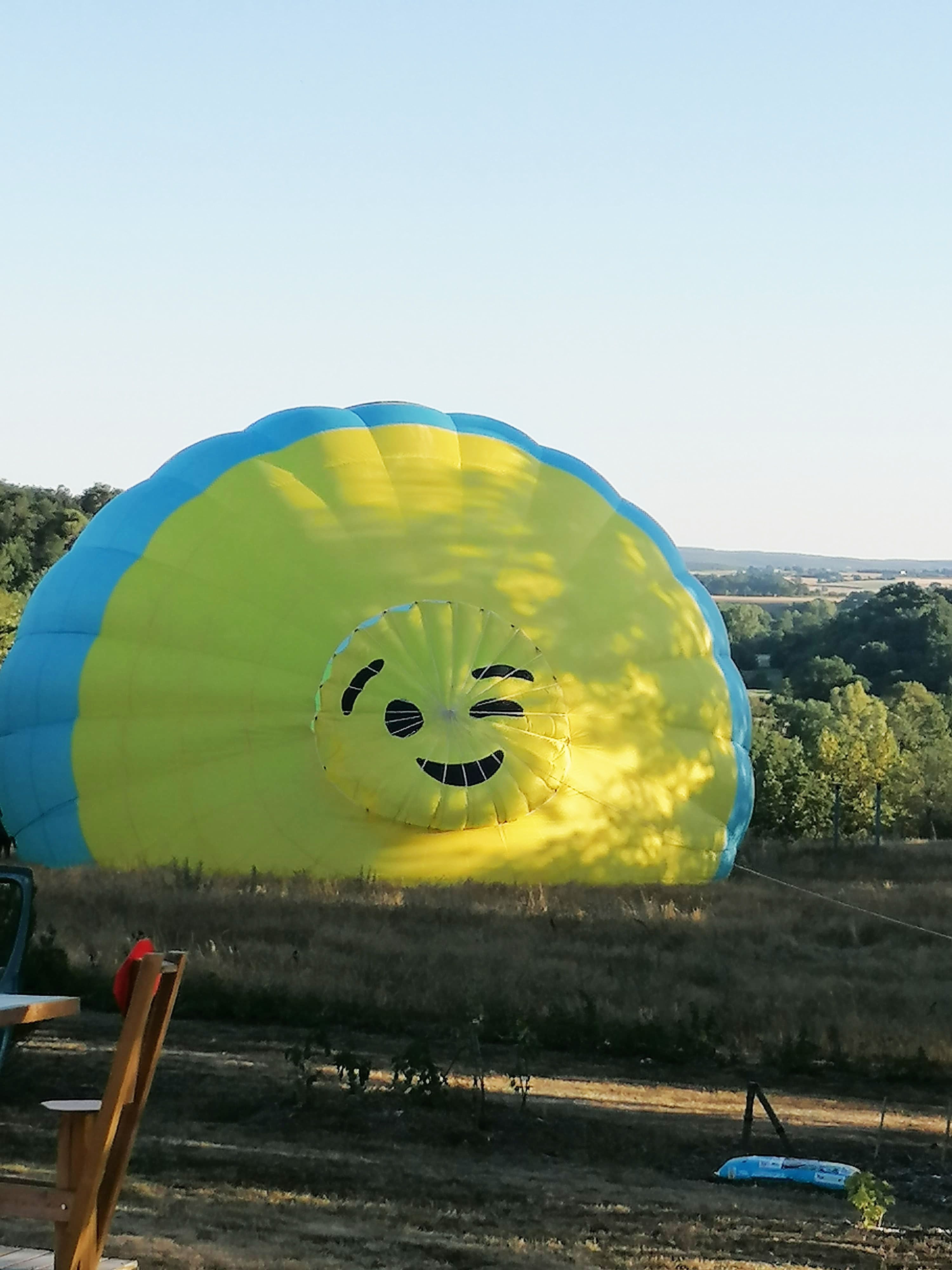 Décollage d'une montgolfière dans les Alpes Mancelles.