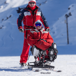 Handiski entre un moniteur et un élève handicapé.